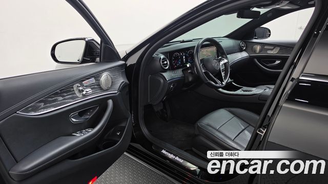 Mercedes-Benz E-Class 2022 — photo 13