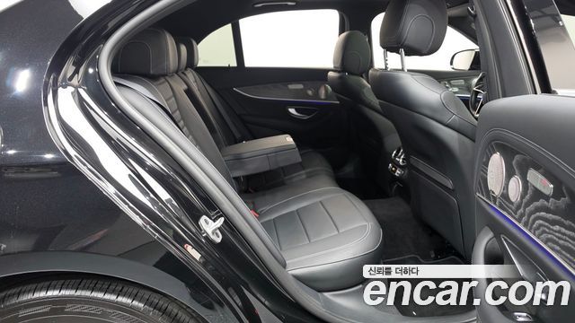Mercedes-Benz E-Class 2022 — photo 17