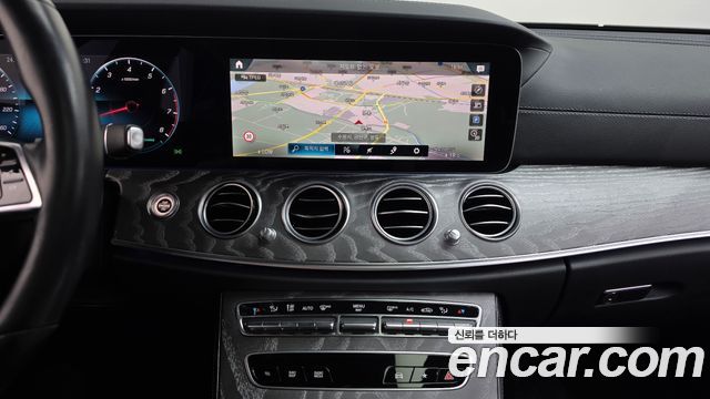 Mercedes-Benz E-Class 2022 — photo 18