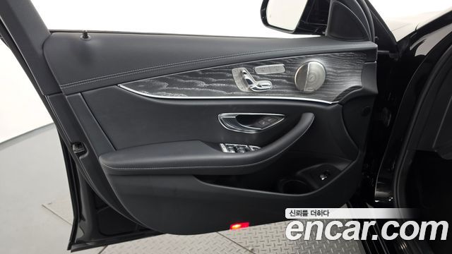 Mercedes-Benz E-Class 2022 — photo 14
