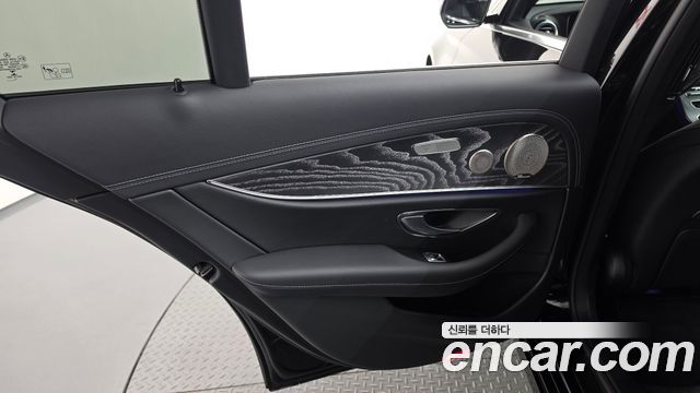 Mercedes-Benz E-Class 2022 — photo 15