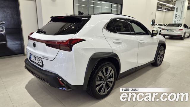 Lexus UX 2025 — photo 2