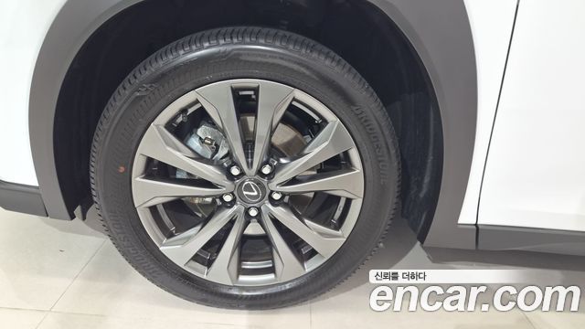 Lexus UX 2025 — photo 5