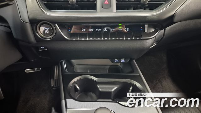 Lexus UX 2025 — photo 10