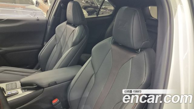 Lexus UX 2025 — photo 12