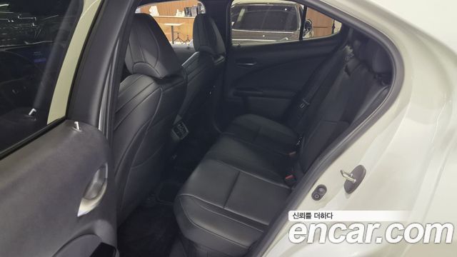 Lexus UX 2025 — photo 14