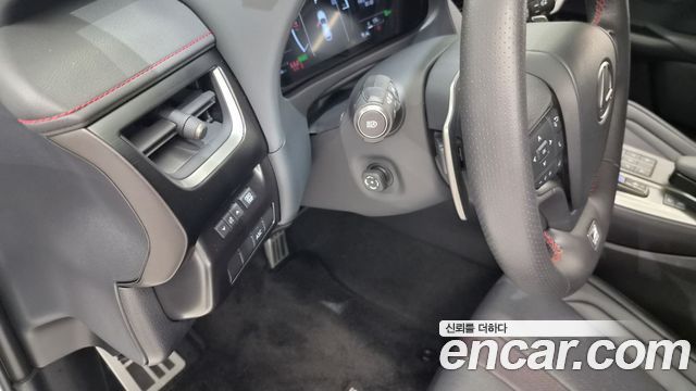 Lexus UX 2025 — photo 16
