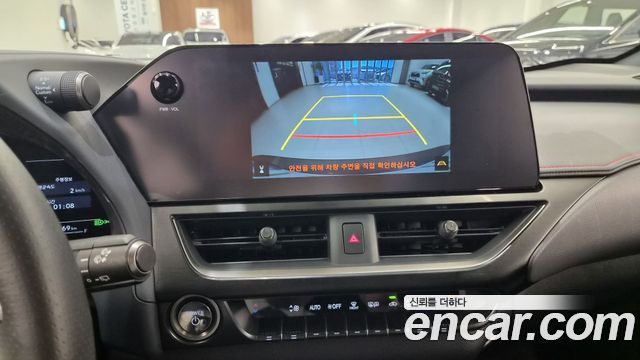Lexus UX 2025 — photo 17