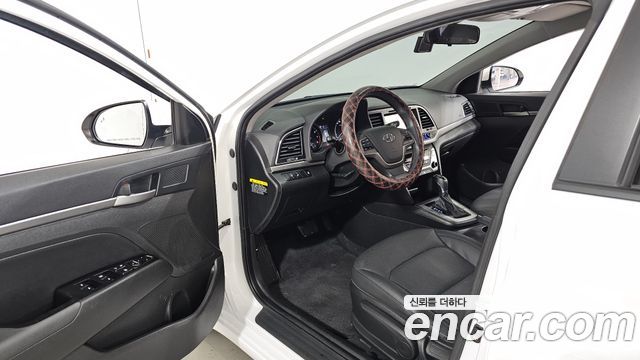 Hyundai AVANTE 2017 — photo 10