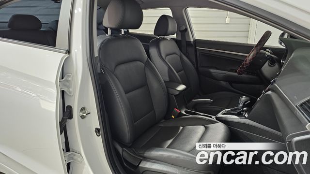 Hyundai AVANTE 2017 — photo 11