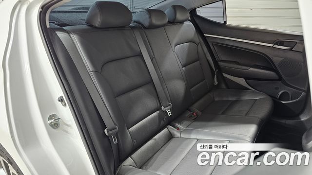 Hyundai AVANTE 2017 — photo 12