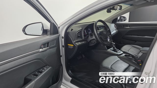 Hyundai AVANTE 2017 — photo 10