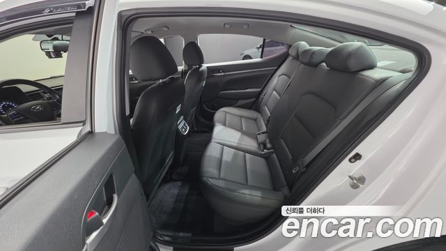 Hyundai AVANTE 2017 — photo 17