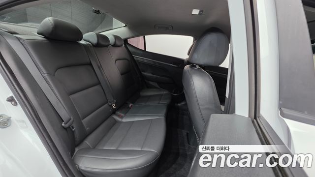 Hyundai AVANTE 2017 — photo 19