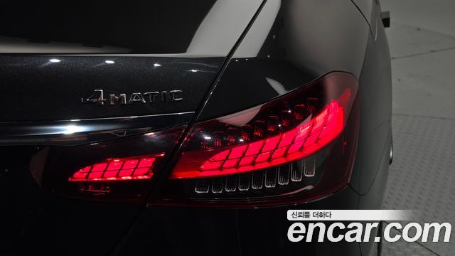 Mercedes-Benz E-Class 2022 — photo 9