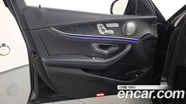 Mercedes-Benz E-Class 2022 — photo 14