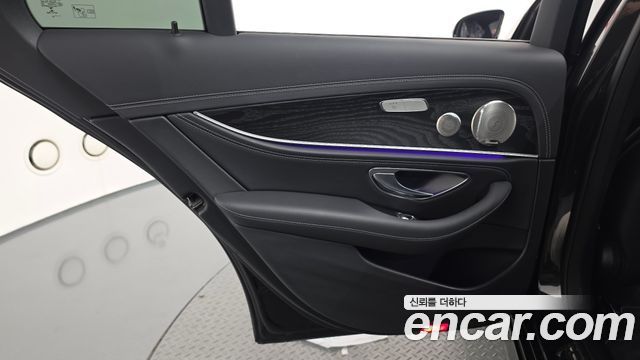 Mercedes-Benz E-Class 2022 — photo 15