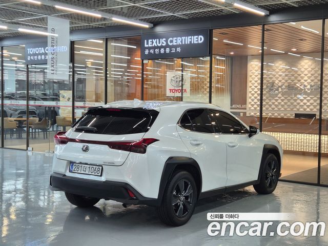 Lexus UX 2026 — photo 2
