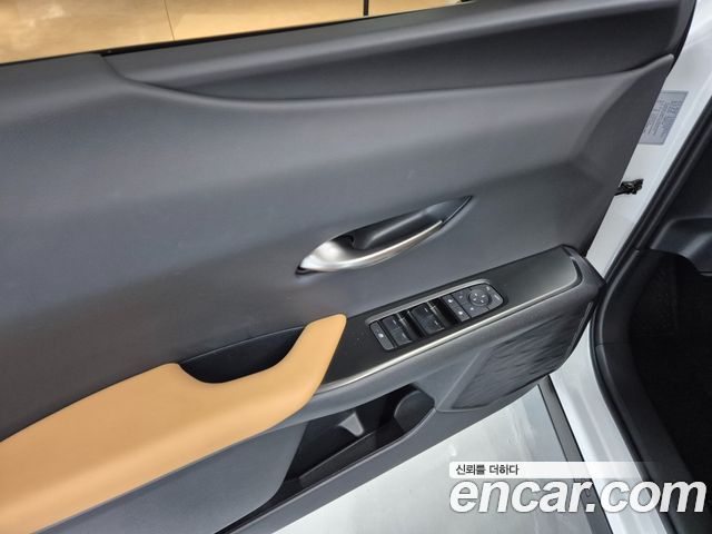 Lexus UX 2026 — photo 12