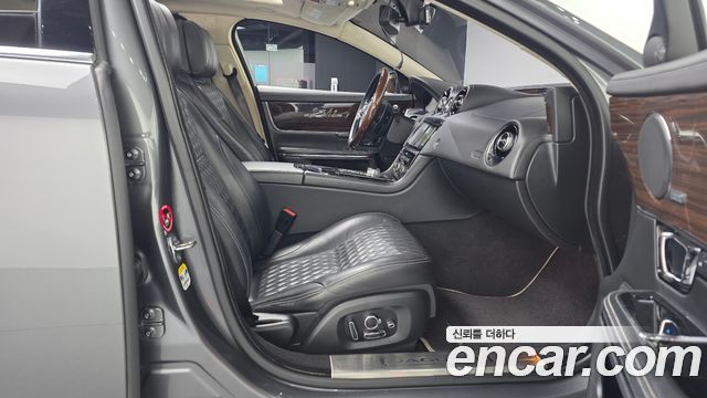 Jaguar XJ 2016 — photo 11