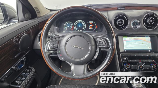 Jaguar XJ 2016 — photo 13