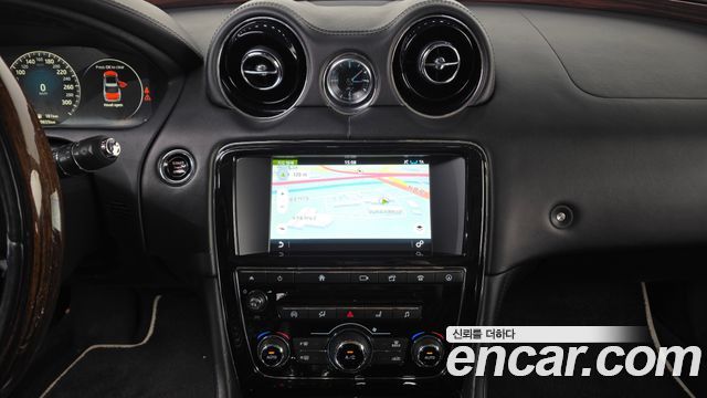 Jaguar XJ 2016 — photo 15