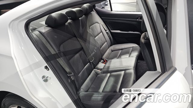 Hyundai AVANTE 2016 — photo 11