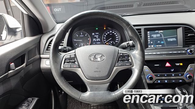 Hyundai AVANTE 2016 — photo 12