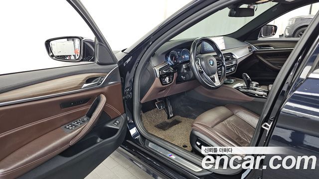 BMW 5-Series 2018 — photo 10