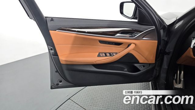 BMW 5-Series 2021 — photo 14