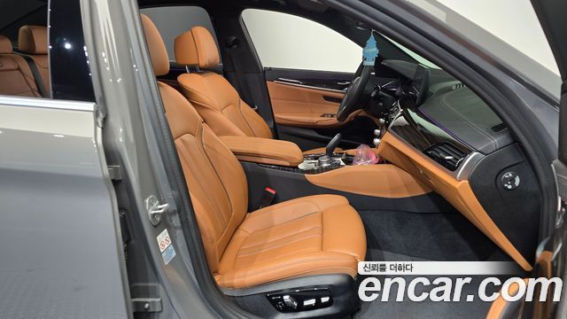 BMW 5-Series 2021 — photo 16