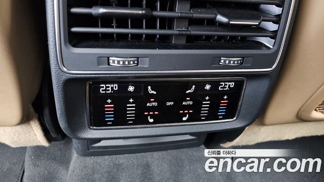 Audi Q8 2021 — photo 25
