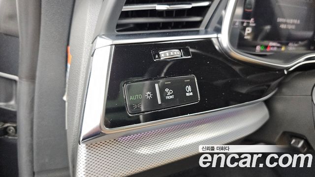 Audi Q8 2021 — photo 28