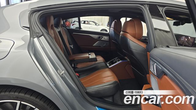 BMW 8-Series 2023 — photo 17