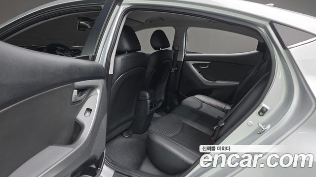 Hyundai AVANTE 2016 — photo 17