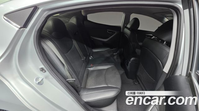Hyundai AVANTE 2016 — photo 18
