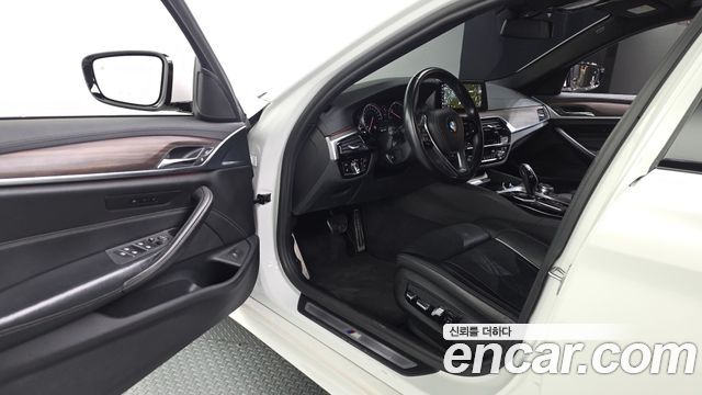 BMW 5-Series 2017 — photo 10