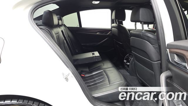 BMW 5-Series 2017 — photo 12