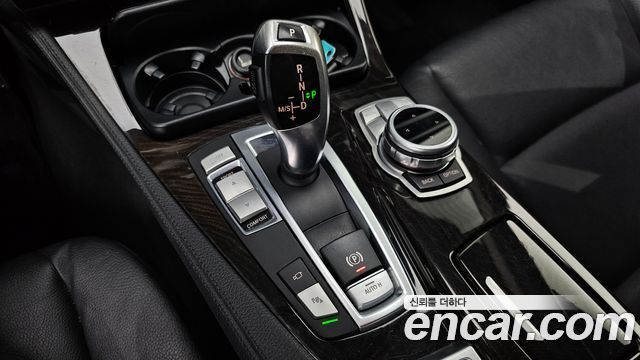 BMW 5-Series 2012 — photo 9