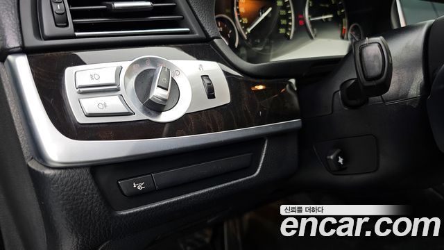 BMW 5-Series 2012 — photo 13