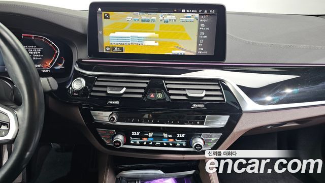 BMW 5-Series 2022 — photo 18