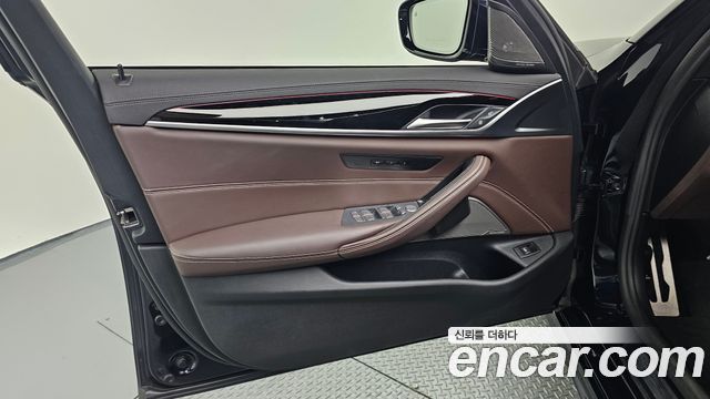 BMW 5-Series 2022 — photo 14