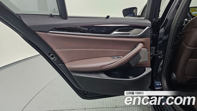 BMW 5-Series 2022 — photo 15