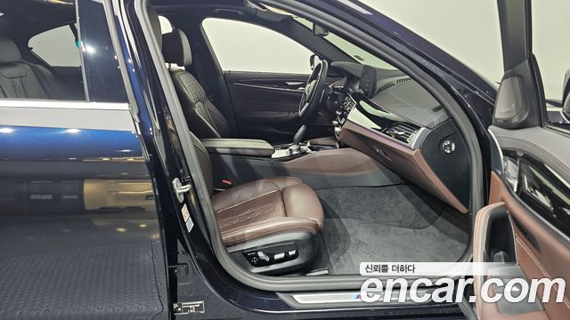 BMW 5-Series 2022 — photo 16