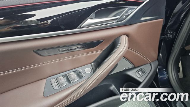 BMW 5-Series 2022 — photo 28