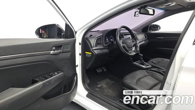 Hyundai AVANTE 2016 — photo 13