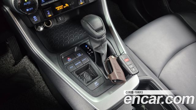 Toyota RAV4 2021 — photo 12