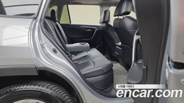 Toyota RAV4 2021 — photo 17