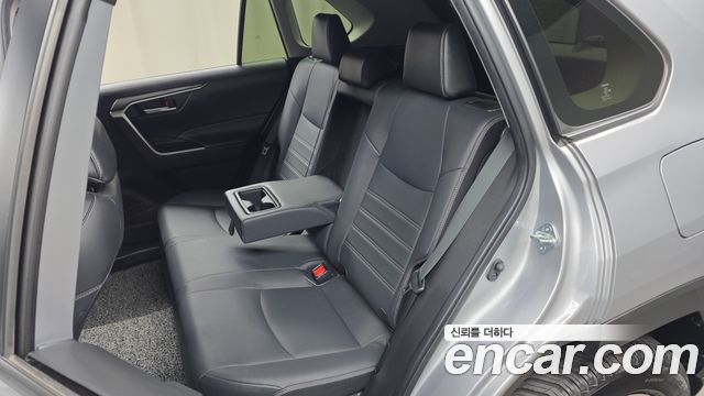 Toyota RAV4 2021 — photo 18