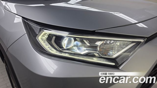 Toyota RAV4 2021 — photo 8